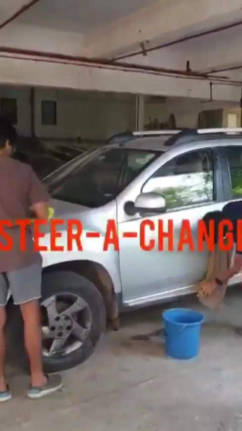 These school kids are cleaning the cars to raise funds for Martyrs of Indian Army Kashmir. 
Anhad Singh started this all alone first! Other kids from Planet Godrej, Mahalaxmi, Mumbai joined @anhad_03 
And the entire movement has a special account @steerachange 
Thank you @yatishmehrishi for sharing the positive story. 
Way to go! #steerachange #mumbai #mumbaidiaries #humansofmumbai @officialhumansofbombay pl take a note of them.