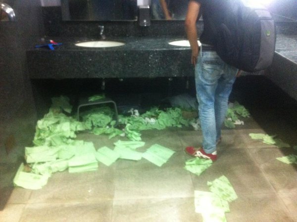 The House Keeping Staff @ #Mumbai airport went on strike 2day 4 few hrs . This is what the SoFishTicketed trvlrs did. http://t.co/Cflwe3Qbh5