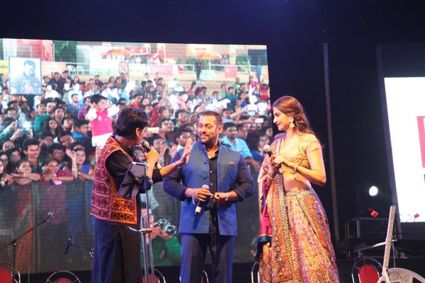 RT @MirchiAhmedabad: More from #MirchiRockNDhol @RjDhvanit @sonamakapoor @BeingSalmanKhan #PRDP https://t.co/zEcxiNFV1c