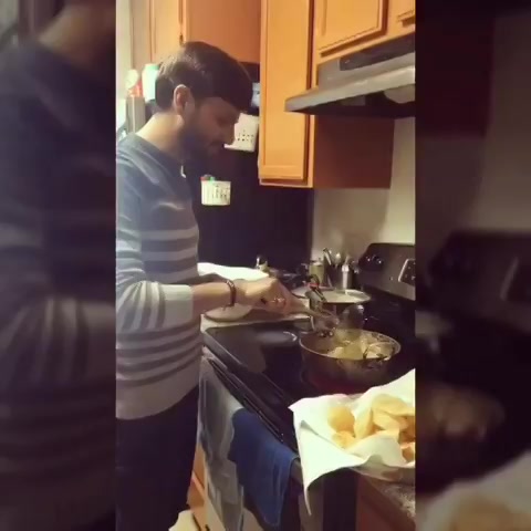 મેં પૂરી બનાવી! Preparations for lunch at my cousins place in San Jose. 
#jalsaparty #US #USdiaries #dhvanit #america #travel #traveldiaries #travelgram #sanfrancisco #sanjose #food #foodie #foodgram #cook #cooking #puri #funtime #lovecooking https://t.co/PVFIeMeTdY