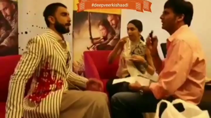 When @ranveersingh sang for @deepikapadukone.. Congratulations to the newly married couple! @RanveerOfficial
@deepikapadukone #deepveerkishaadi #DeepikaWedsRanveer #DeepVeer #DeepikaRanveer #DeepikaPadukone #RanveerSingh #RanveerWedsDeepika #ThrowbackThursday https://t.co/MM0VxSQxKz