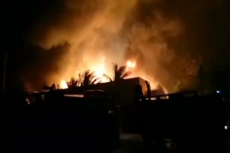 Blast at ONGC plant at Hazira early this morning. 

Video sent by Zinkal Shah.

#Surat #hazira #ongc https://t.co/5fpX7qxtbK