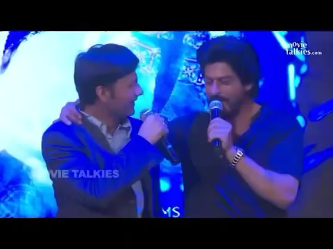 When @iamsrk recited the famous #Raees  dialogue wid me at #fantrailerlaunch #RaeesTrailer #RaeesTrailer20Million https://t.co/0b5czS1JL5