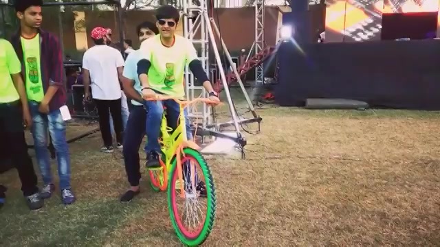 Cycling with chuddy buddy @MalharThakar at #mirchineonrun 2. https://t.co/m8yBCugjH0