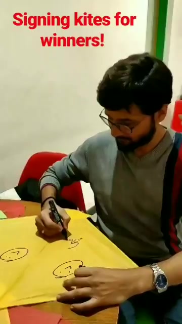 Autographed kites for winners! #uttarayan #uttarayan2018 #makarsankranti #kite #kites https://t.co/V7GVBNYa7z